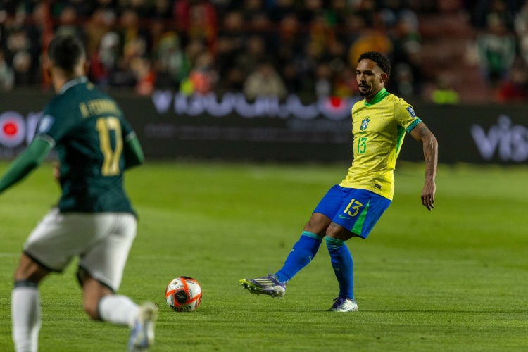 IQIYI-巴西后卫谈高原作战：冲刺跑后喘不过气+赛后吸氧 现在还在不停咳