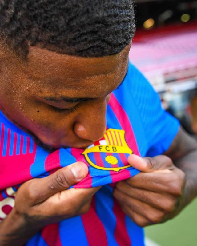 IQIYI-埃莫森亮相巴萨 拉波尔塔：他有“巴西伟右”潜质